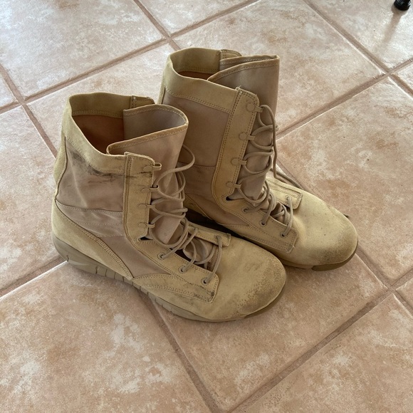 Nike Combat Boots - Picture 2 of 6